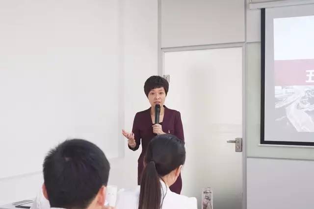 東方龍商務(wù)舉行月度工作總結(jié)表彰會(huì),六月提質(zhì)提速求突破 東方龍商務(wù)舉行月度工作總結(jié)表彰會(huì),六月提質(zhì)提速求突破