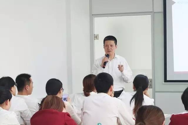 東方龍商務(wù)舉行月度工作總結(jié)表彰會(huì),六月提質(zhì)提速求突破 東方龍商務(wù)舉行月度工作總結(jié)表彰會(huì),六月提質(zhì)提速求突破