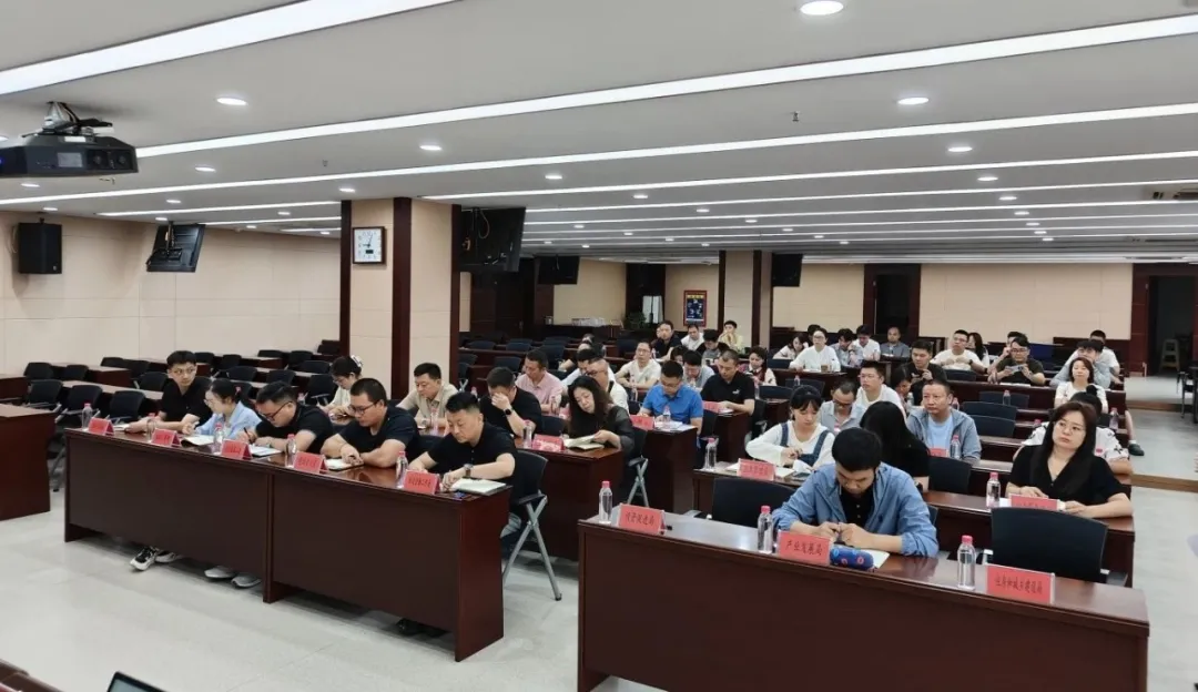 規(guī)模近百人！新形勢(shì)下，招商攻略通關(guān)秘籍！集團(tuán)受邀赴貴州雙龍航空港經(jīng)濟(jì)區(qū)開展政府專業(yè)委托招商實(shí)戰(zhàn)培訓(xùn)！